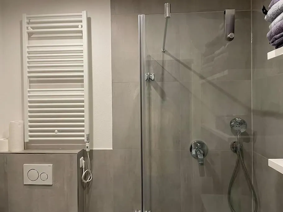 Appartement Neu Suite Perlago, Whirlpool & Seeblick Tignale Italie